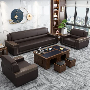 Офисный диван, современная простая деловая приемная, три человека, новые гости в офисе для переговоров, набор журнальных столиков