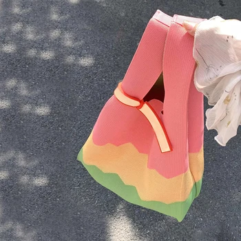 Красочная сумочка 2023 Весна / Лето, дизайнерская вязаная контрастная сумка, японская и Корейская ручная Модная Открывающаяся Радужная сумка-тоут